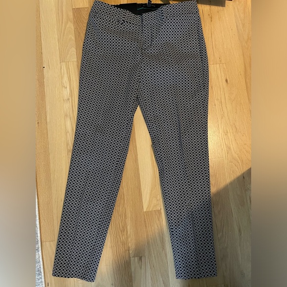 Banana Republic Pants - NWT Women’s Banana Republic 2 way stretch low rise Sloan fit 2R black white pant